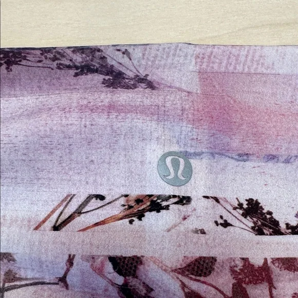 Lululemon cropped tights, leggings, gym, yoga pants size 6, print, perfect! - Picture 4 of 9